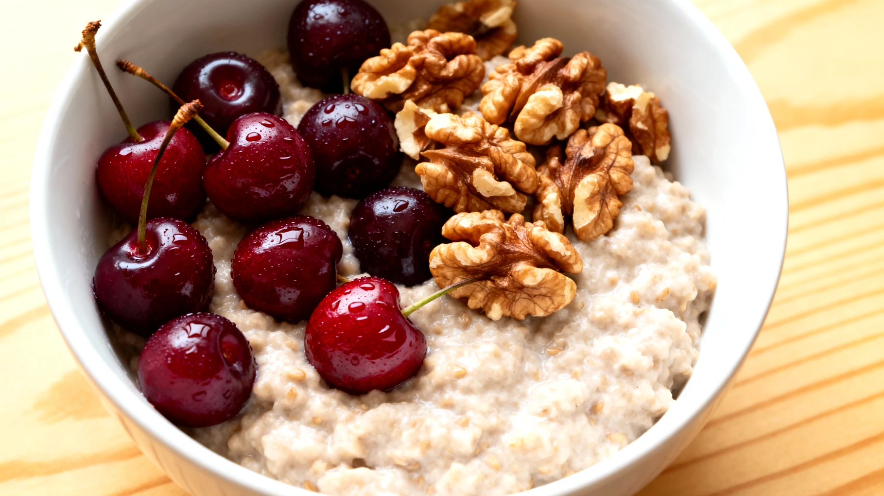 Buchweizen-Porridge mit Sauerkirschen und Walnüssen"