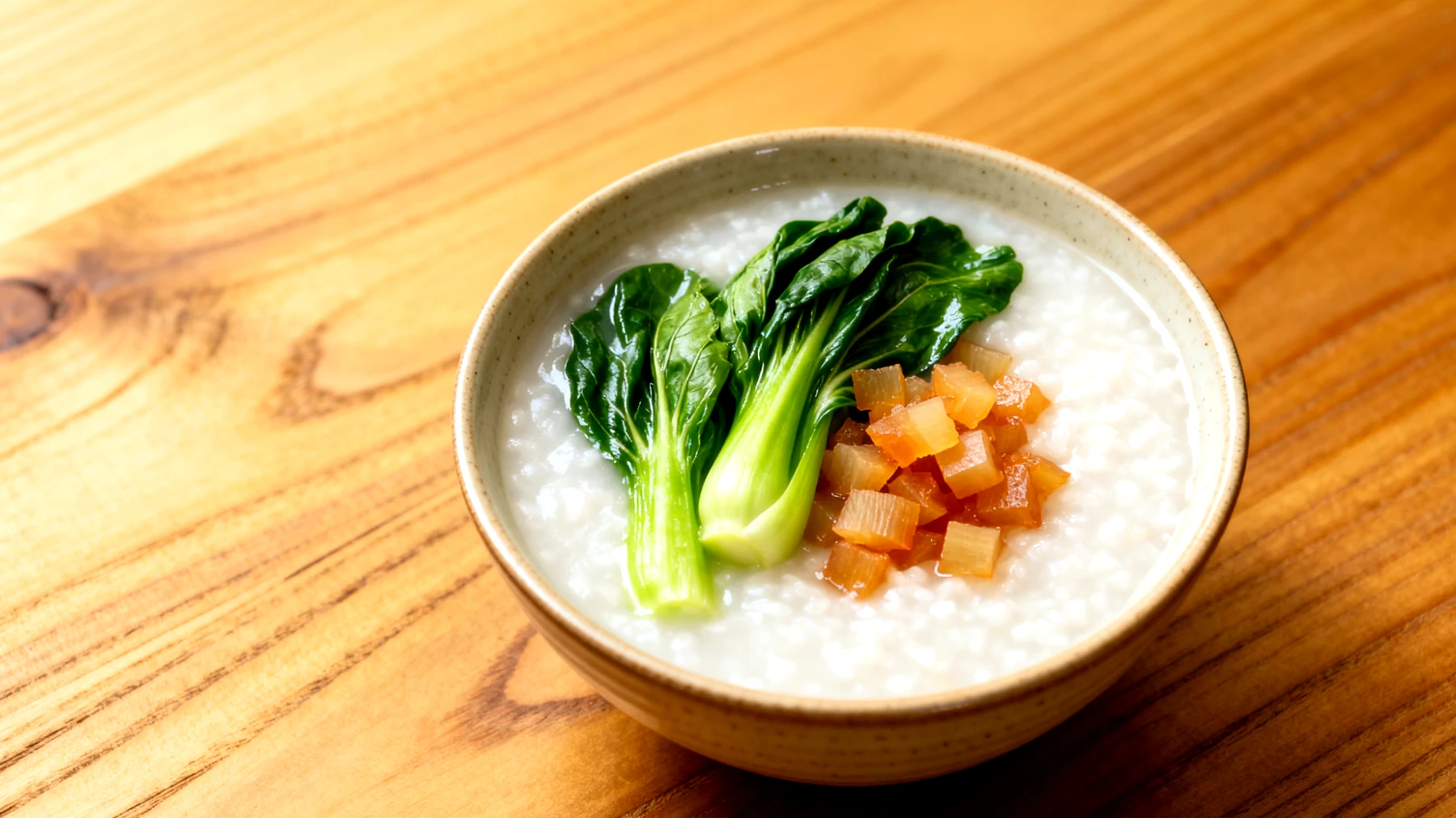 Congee mit gedünstetem Pak Choi und fermentierten Rüben (Sauerkraut)"