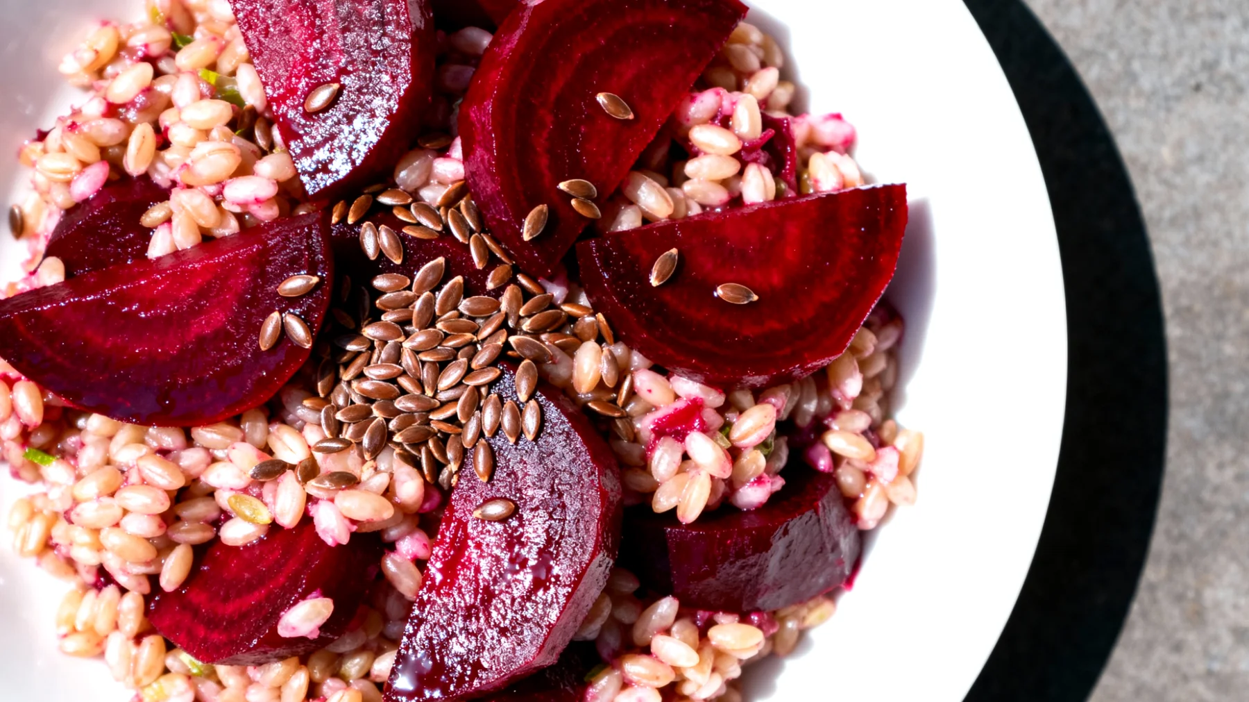 Gerstensalat mit fermentierten Rote Bete und Leinsamen"