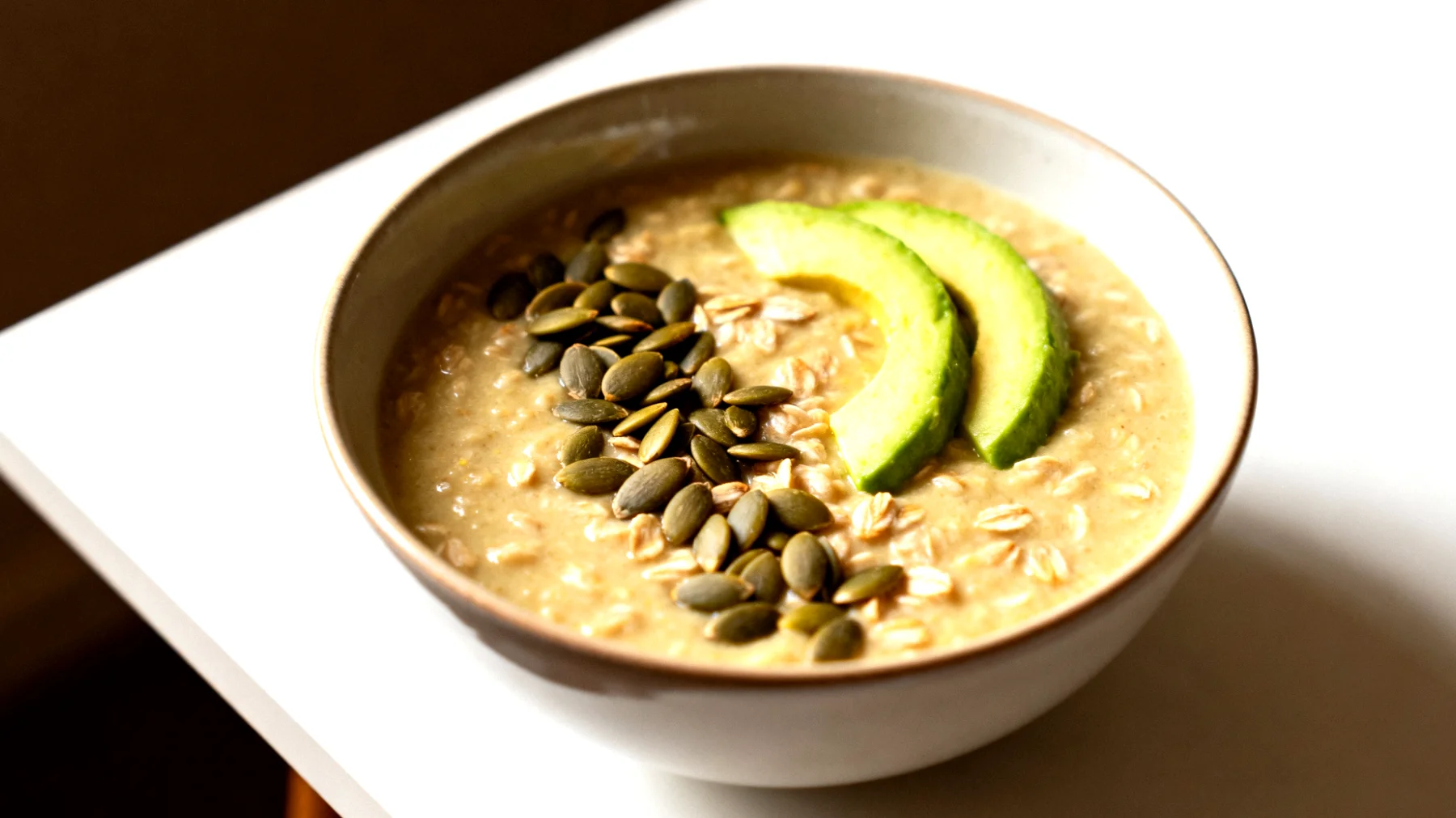 Hafersuppe mit Kürbiskernen und Avocado"