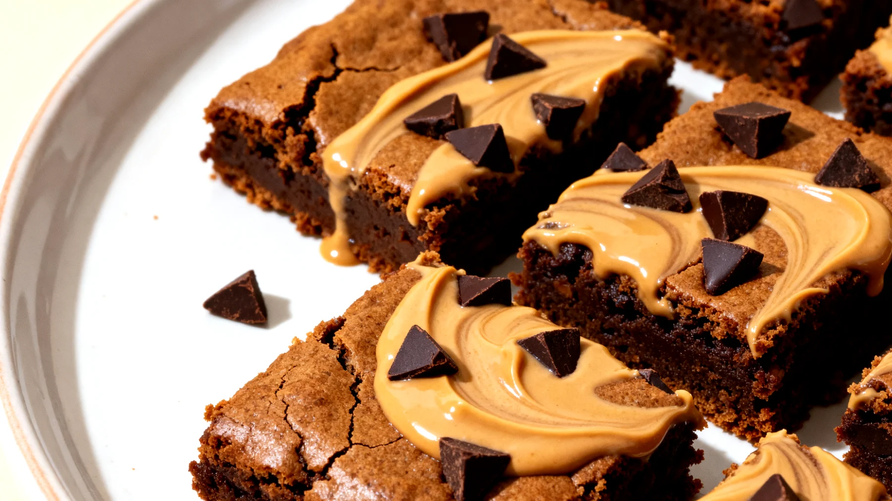 Kichererbsen-Brownies mit Tahini und dunkler Schokolade"