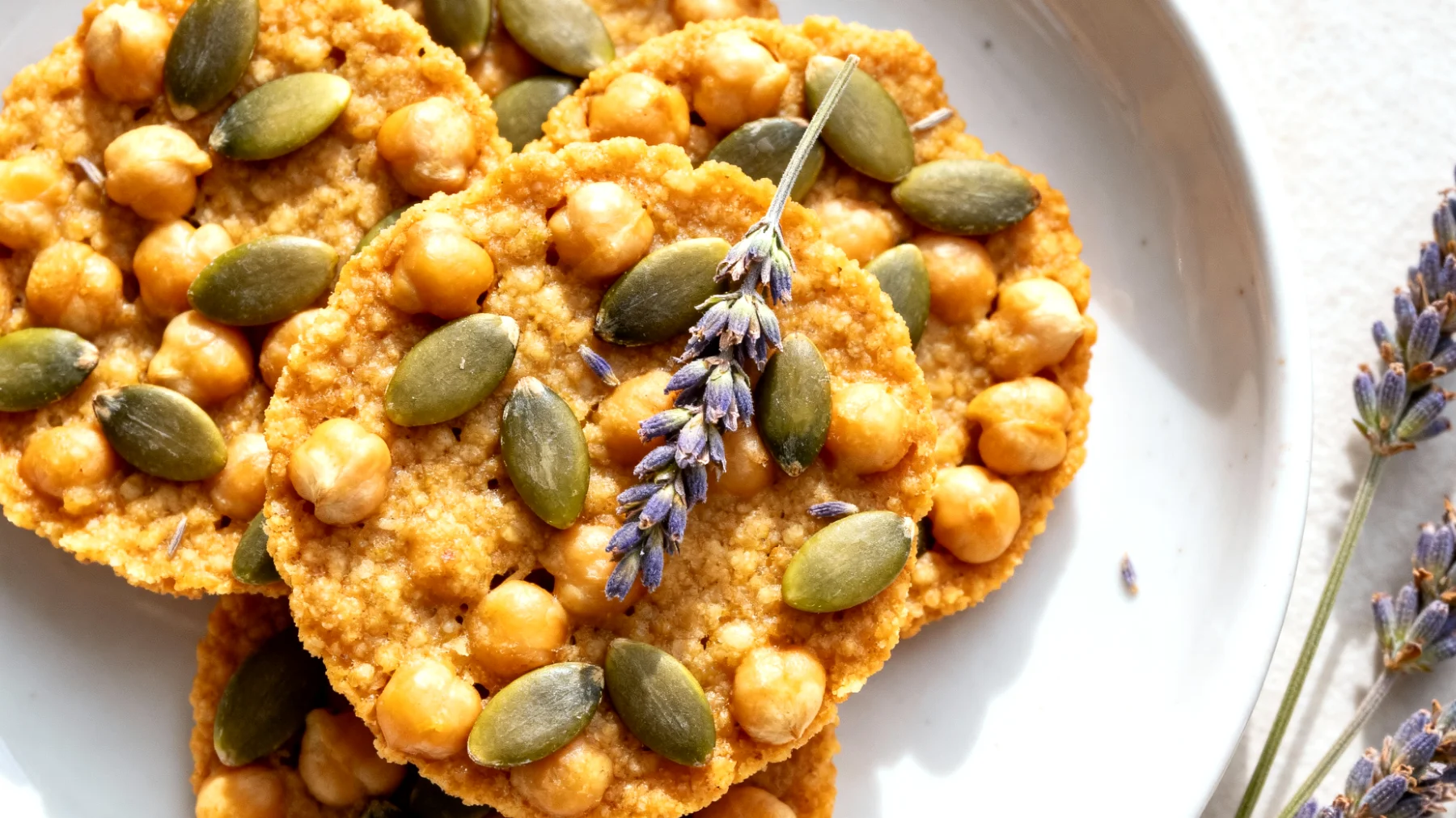 Kichererbsen-Cracker mit Kürbiskernen und Lavendel"