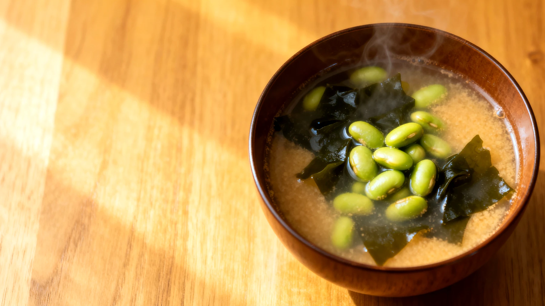 Miso-Suppe mit Edamame und Wakame-Algen"