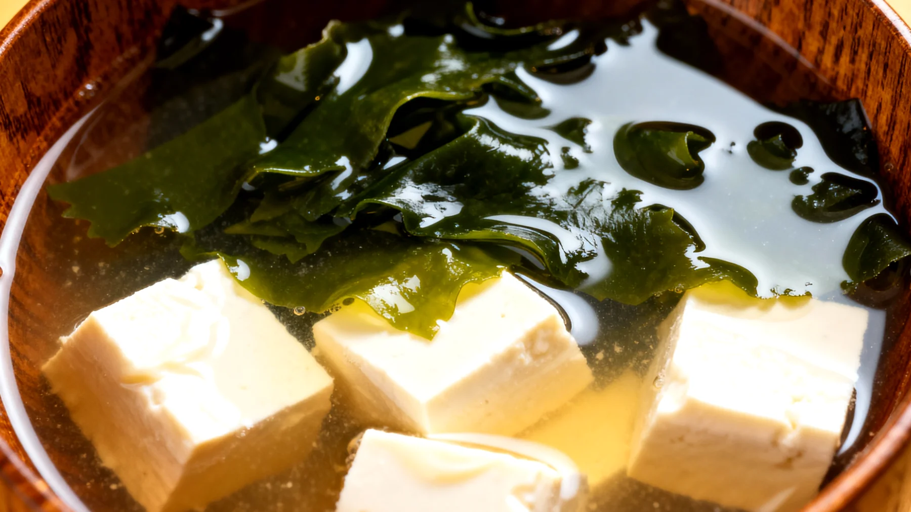 Miso-Suppe mit Wakame-Algen und Seidentofu"