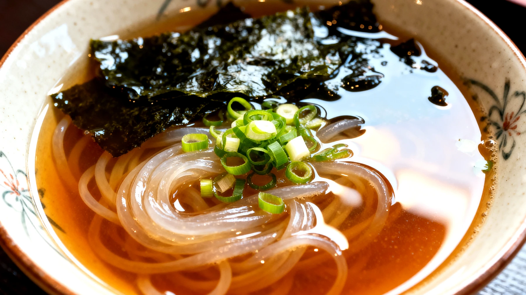 Miso-Suppe mit Wakame-Algen und Shirataki-Nudeln"
