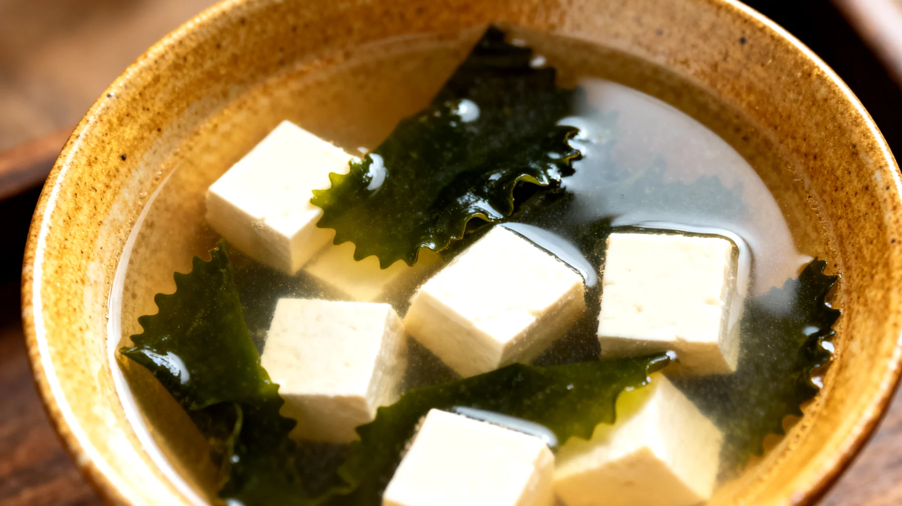 Miso-Suppe mit Wakame-Algen und Tofu"