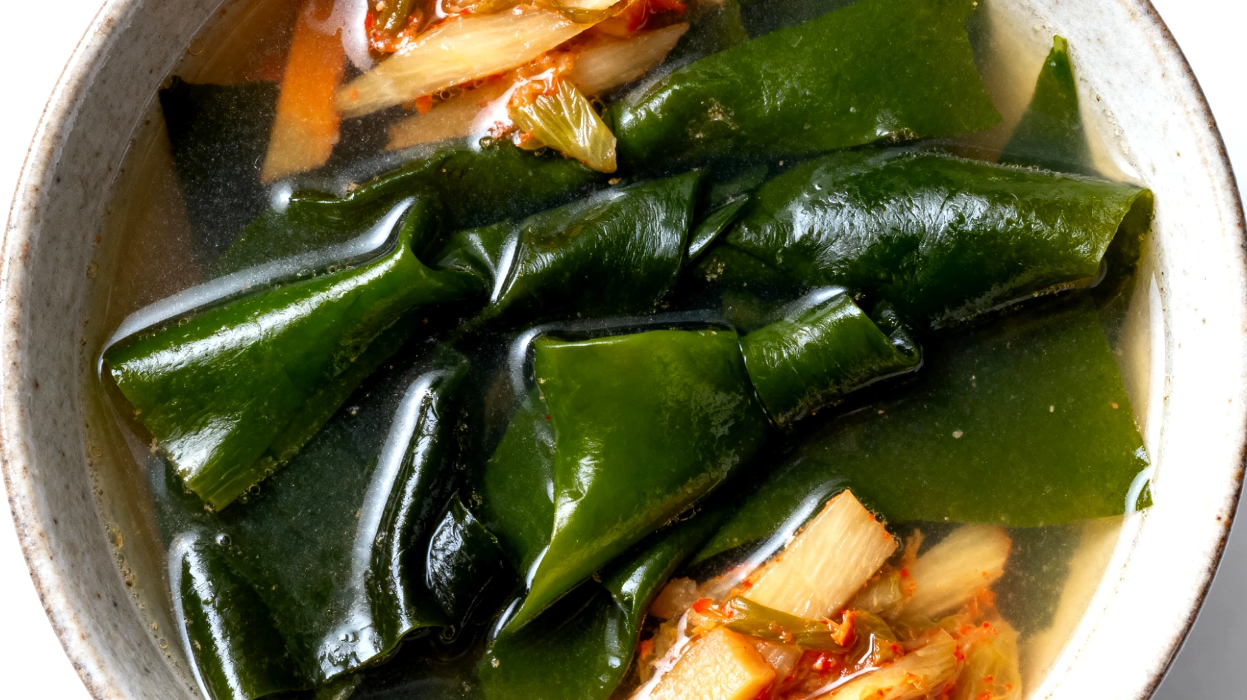 Miso-Suppe mit Wakame-Algen und fermentiertem Gemüse"