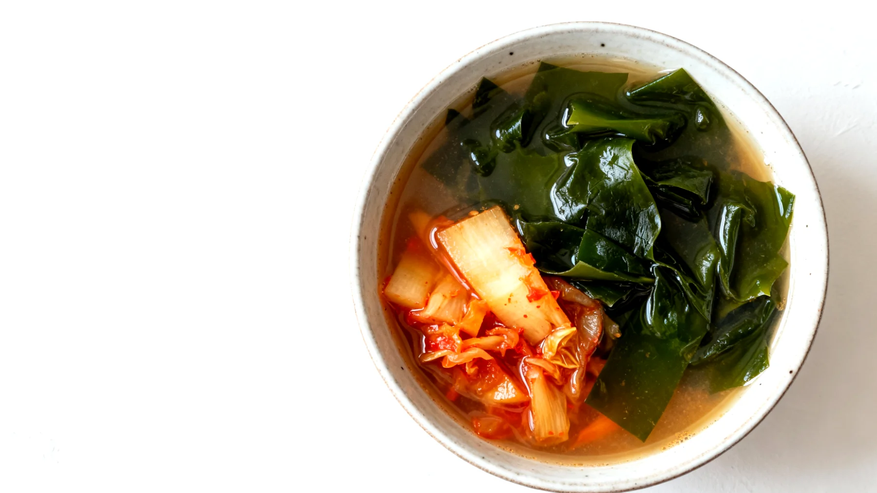Miso-Suppe mit Wakame-Algen und fermentiertem Gemüse"