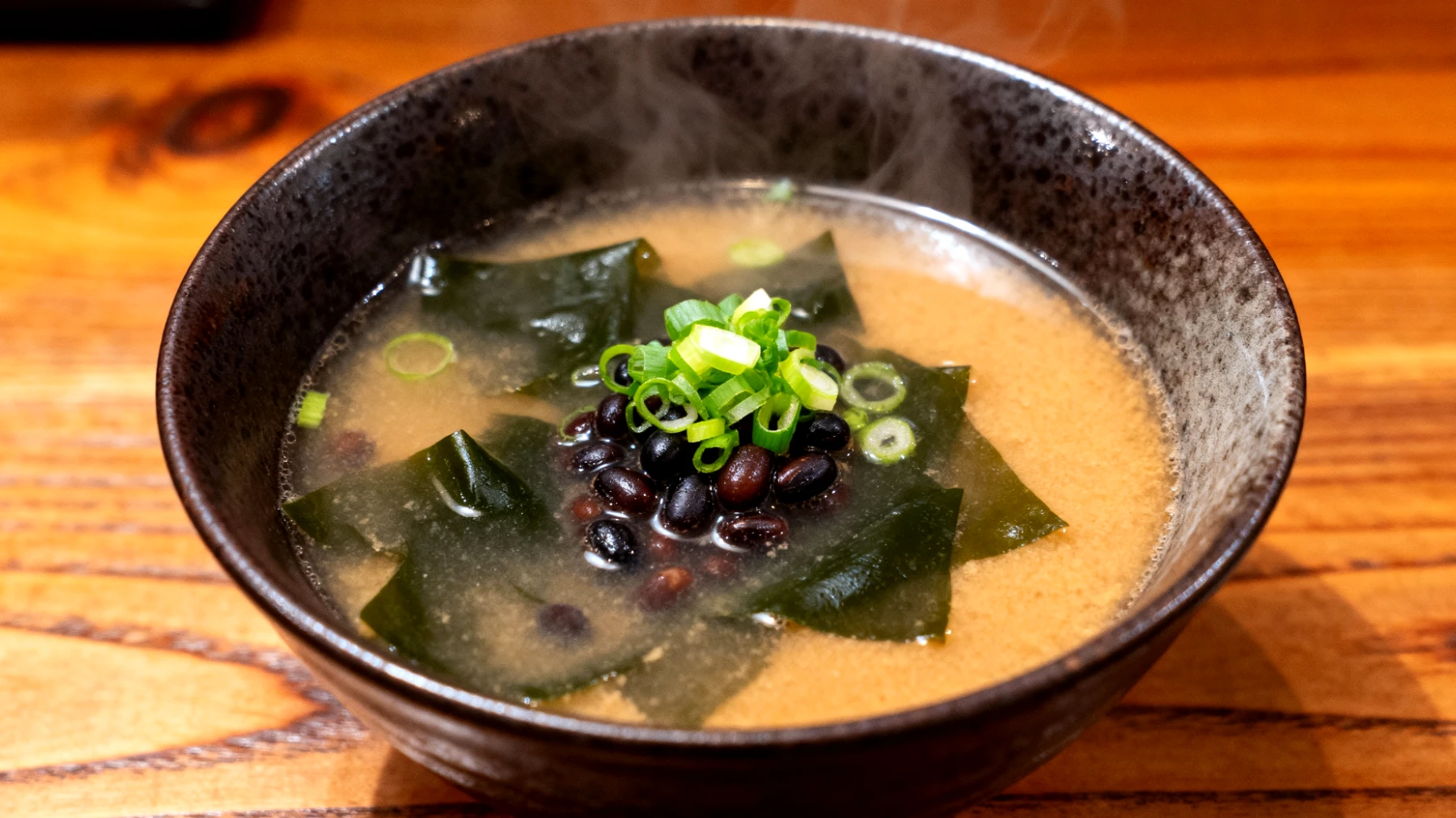 Miso-Suppe mit Wakame-Algen und fermentierten schwarzen Bohnen"