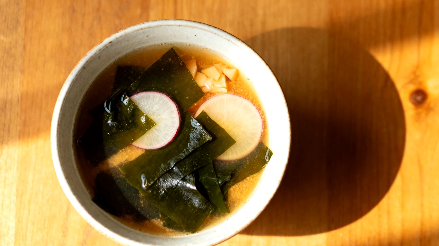 Miso-Suppe mit eingeweichten Wakame-Algen und fermentierten Rüben"