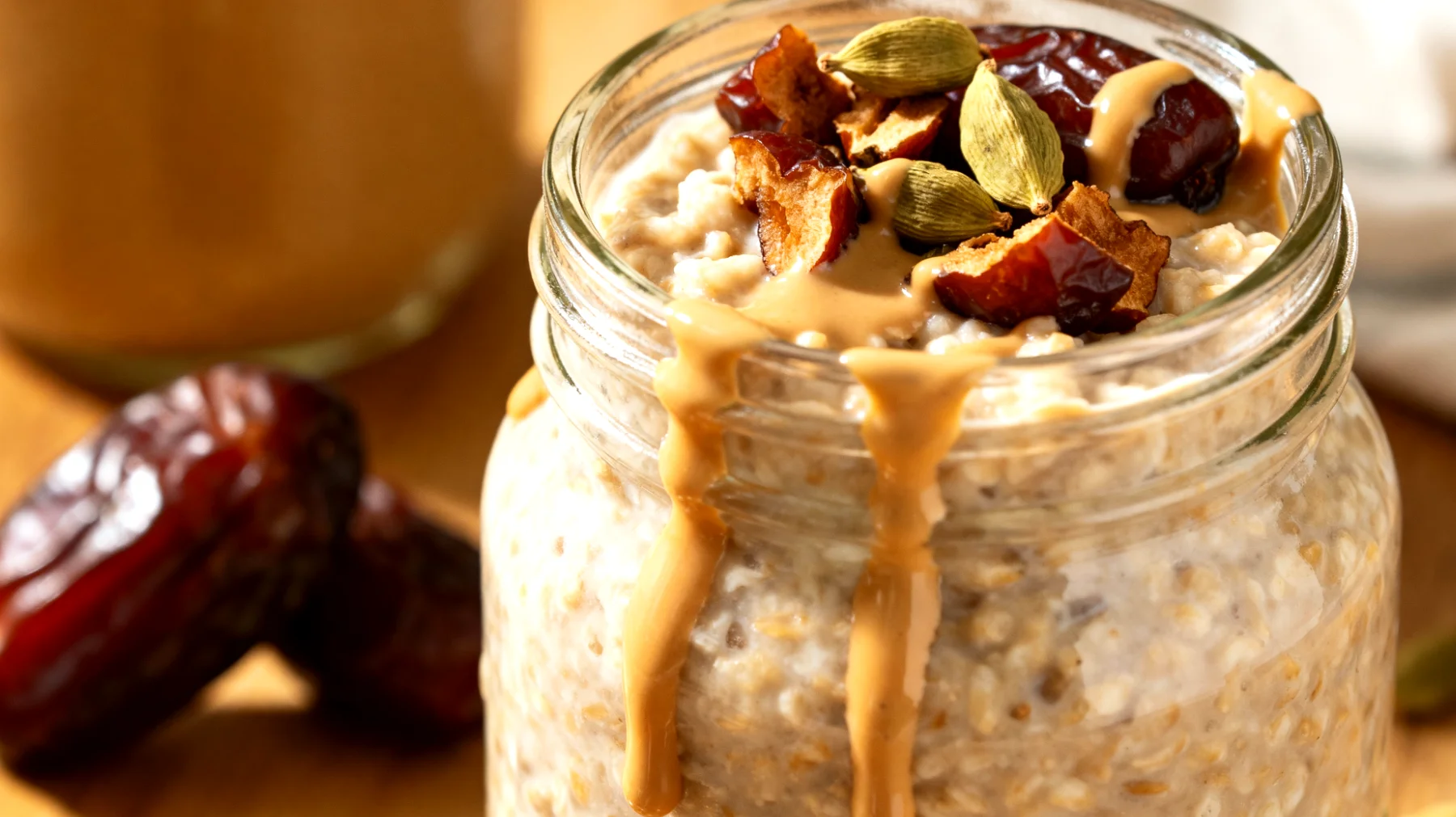 Overnight Oats mit Tahini, Datteln und Kardamom"