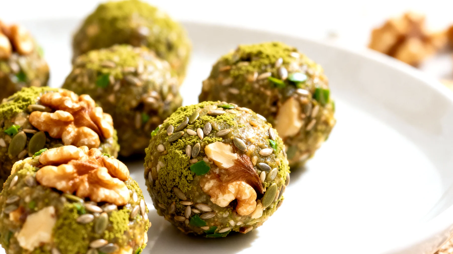 Walnuss-Matcha-Energiebällchen mit Hanfsamen"