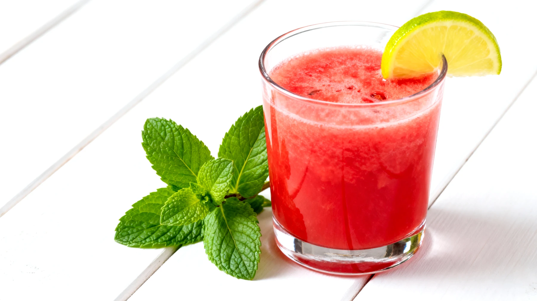 Wassermelonensaft mit Minze und Limette"