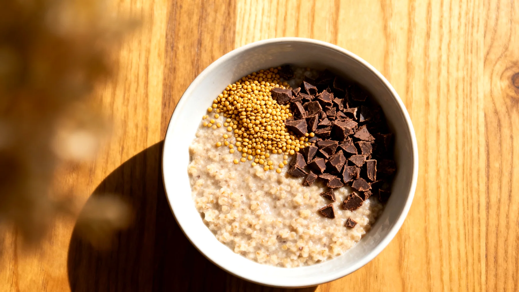 Amaranth-Porridge mit Hanfsamen und Kakao-Nibs"
