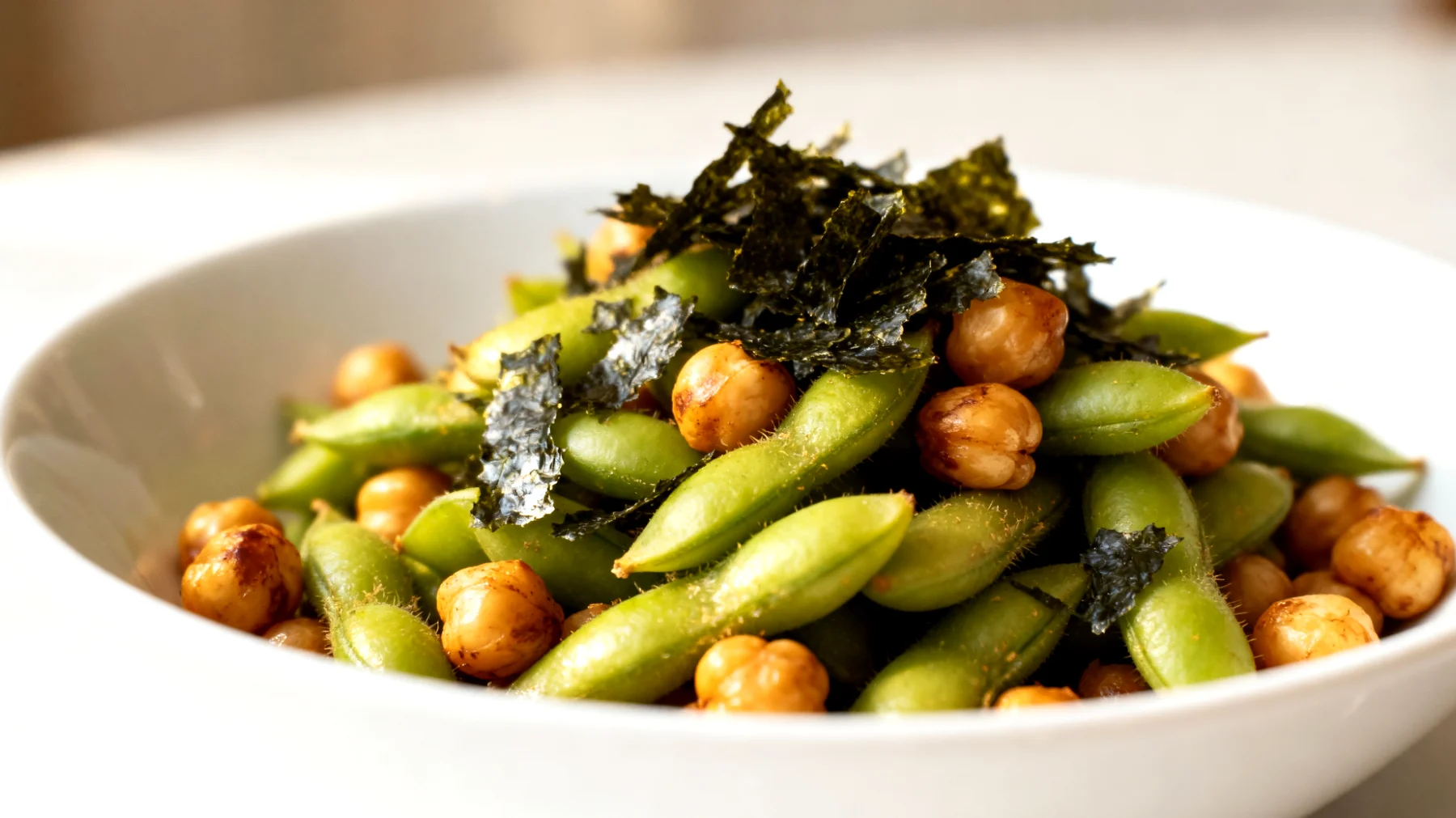 Edamame mit gerösteten Kichererbsen und Nori-Algen"