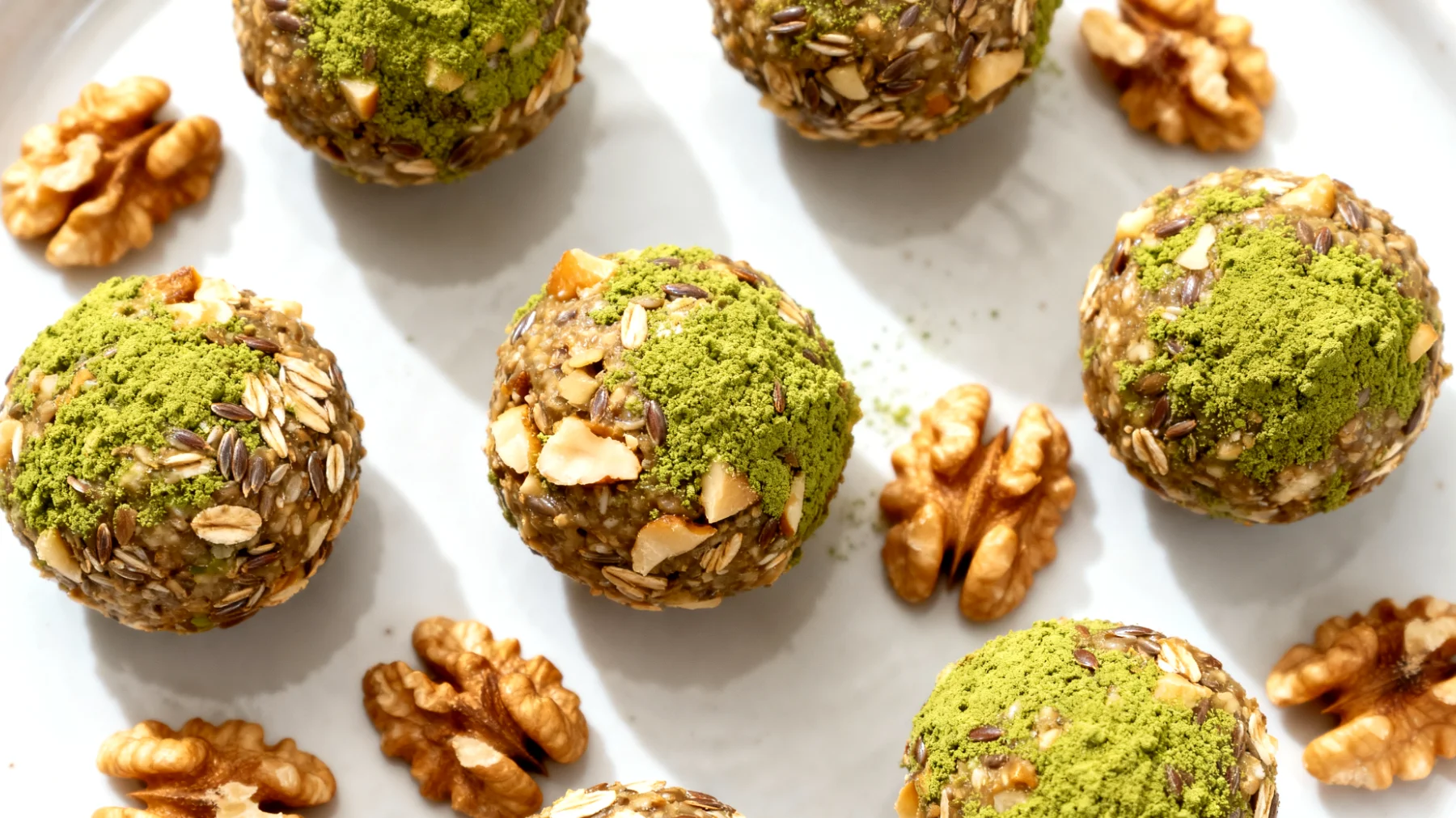 Hafer-Leinsamen-Bällchen mit Matcha und Walnüssen"