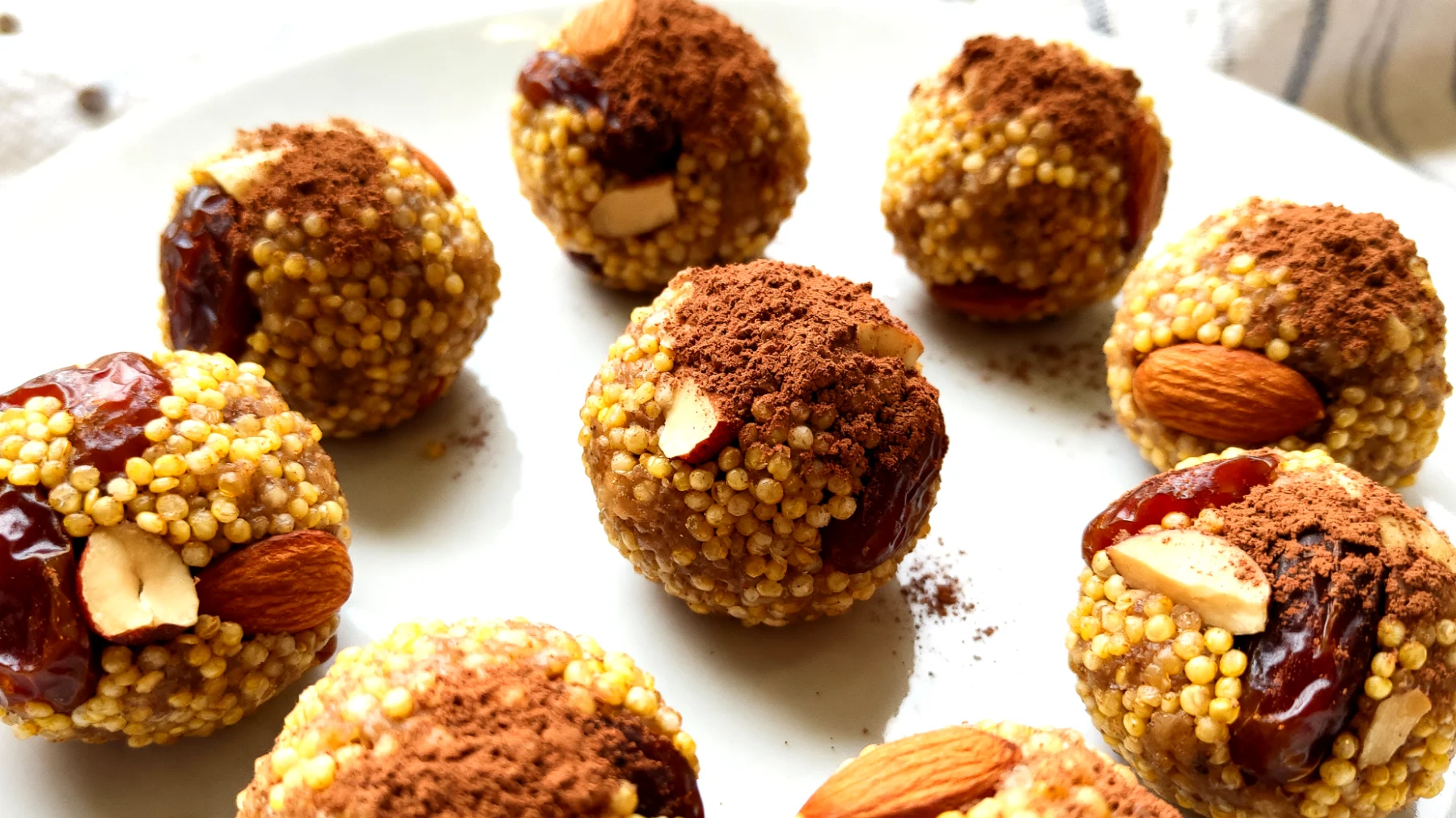 Hirse-Energiebällchen mit Datteln, Mandeln und Kakao"