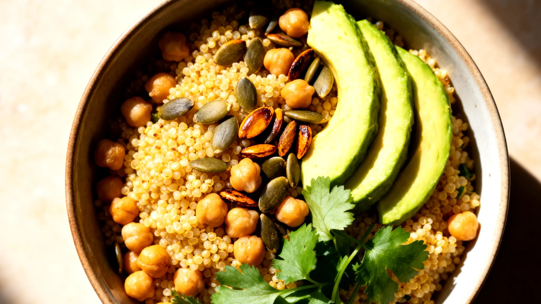 Hirsesalat mit Kichererbsen, gerösteten Kürbiskernen und Avocado"