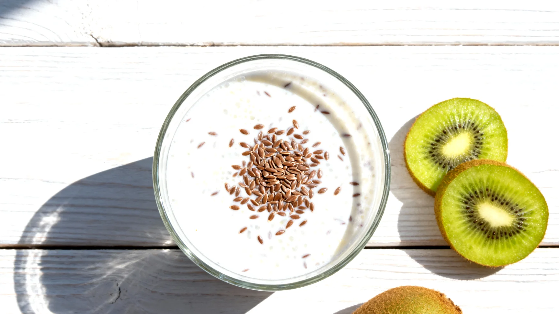 Kefir-Smoothie mit Leinsamen und Kiwi"