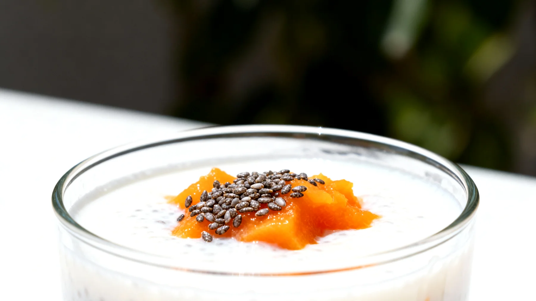 Kefir mit eingeweichten Chiasamen und pürierten Papaya"