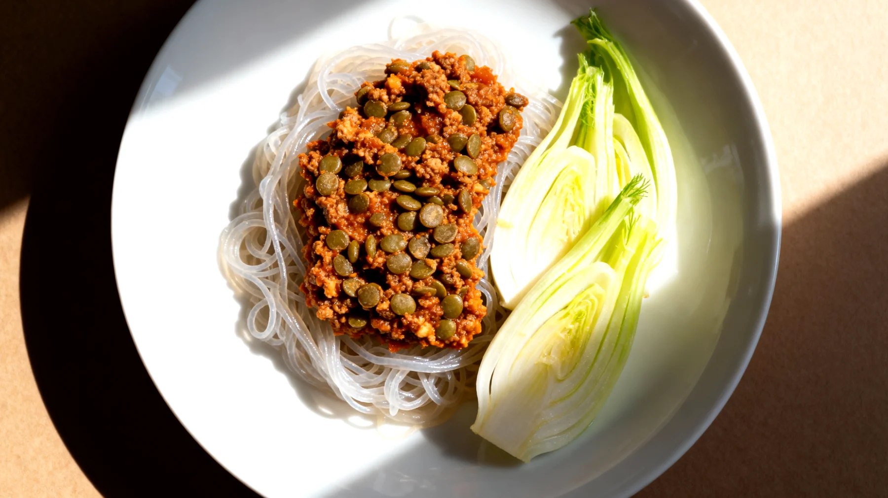 Konjac-Nudeln mit Linsenbolognese und gedünstetem Fenchel"