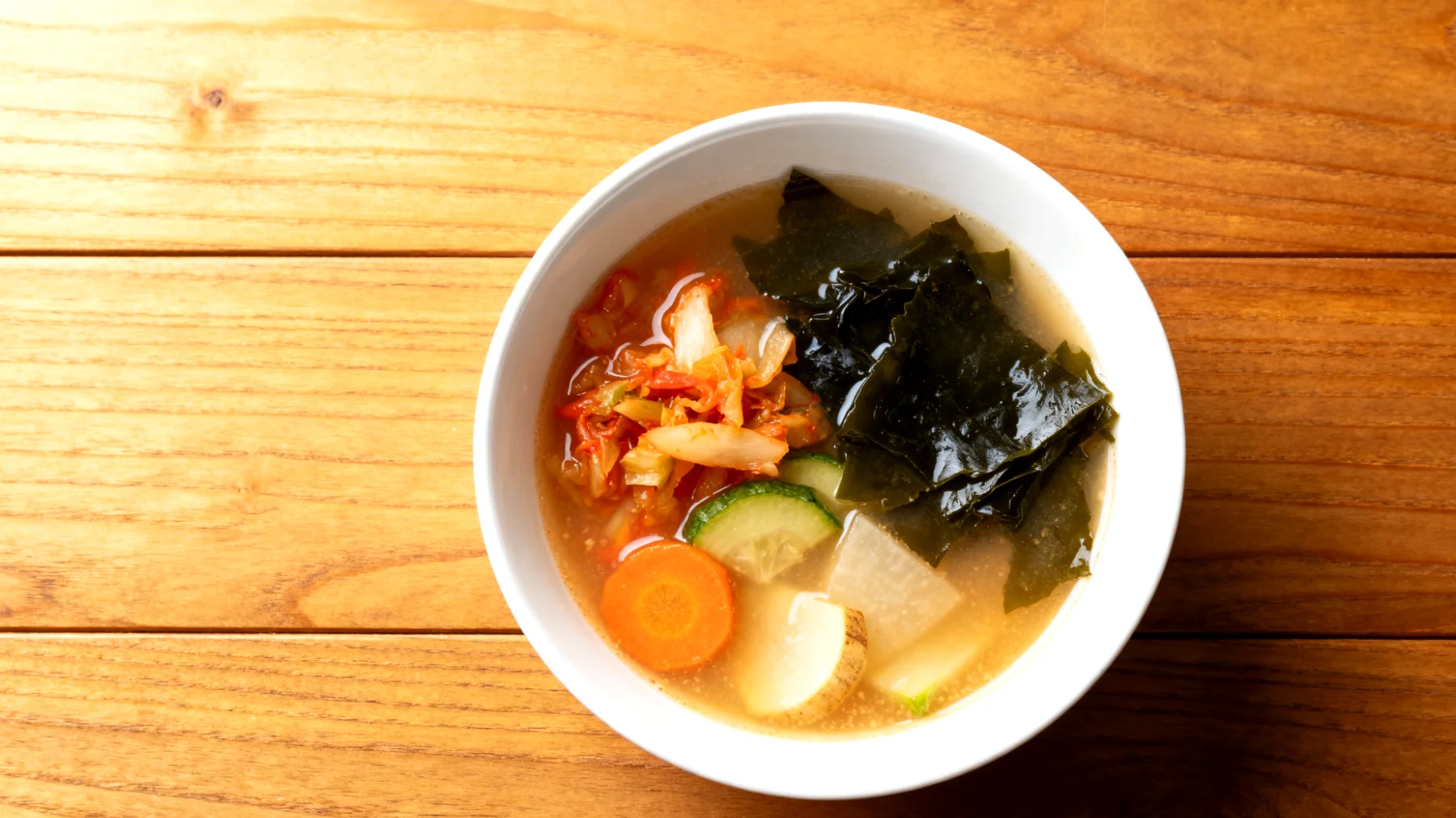 Miso-Suppe mit fermentiertem Gemüse und Wakame-Algen"