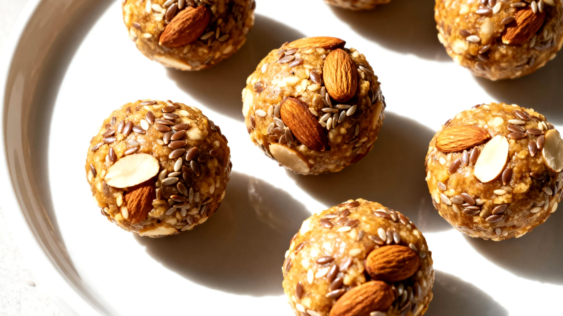 Tigernuss-Mandel-Energiekugeln mit Leinsamen"